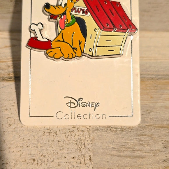 Disney Pluto in his Doghouse Pin - Picture 5 of 11